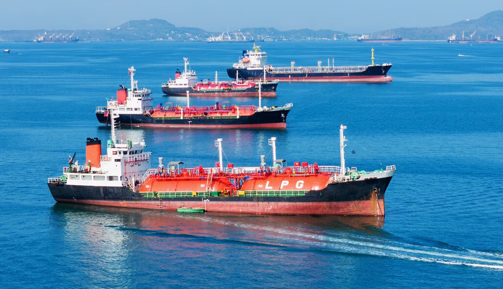 Cómo se fija el precio de llevar un barril de petróleo por mar