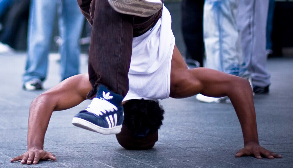 Cuando las marcas se apropian del hip-hop para parecer «guais»: entre oportunismo y compromiso cultural