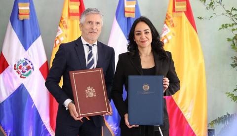 El ministro del Interior, Fernando Grande-Marlaska, y la ministra de Interior y Policía de la República Dominicana, Faride Raful, tras la firma del convenio. / © lamoncloa.gob.es. Ministerio de la Presidencia.