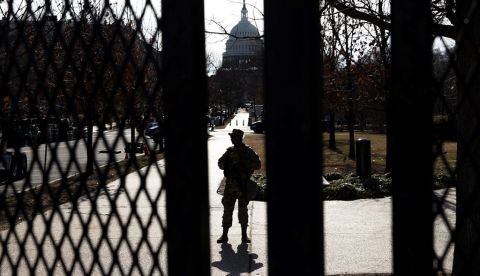 La Policía del Capitolio arrestó el viernes a un hombre que intentó entrar en el perímetro cercado del centro de Washington con al menos un arma y más de 500 balas, pero el detenido aseguró este sábado que se había perdido y que no era su intención traer munición a la capital.