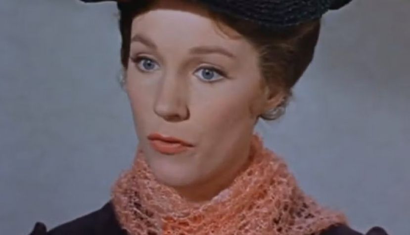 Julie Andrews interpretando a Mary Poppins en la película del mismo nombre de 1964 dirigida por Robert Stevenson y con guion de Don DaGradi y Bill Walsh a partir de la obra de Pamela Lyndon Travers (seudónimo literario de Helen Lyndon Goff) publicada en 1934. Wikimedia Commons