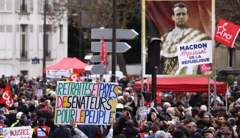 Les syndicats ont tenté une nouvelle fois, mercredi 15 mars, de faire pression sur le gouvernement et les législateurs pour qu'ils rejettent le projet de relèvement de l'âge de la retraite à 64 ans. Ici à Paris. Thomas Samson / AFP
