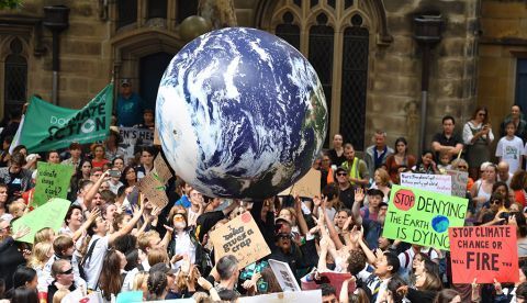 Estudiantes de escuelas de todo Sydney asisten a una manifestación mundial #ClimateStrike en Town Hall, en Sydney (Australia). EFE/Dean Lewins/Archivo
