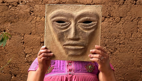 Petra Hernández muestra el libro “Conjuros y Ebriedades”. Taller Leñateros, Author provided (no reuse)