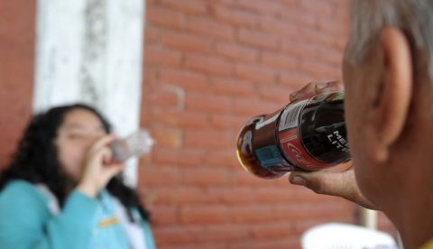Las compañías productoras de estas bebidas en años recientes han modificado las sodas reemplazando el azúcar con edulcorantes con bajo contenido de calorías, o sin ellas, un cambio impulsado por la mayor conciencia de los consumidores acerca del impacto sobre la salud, así como por herramientas fiscales tales como los impuestos. EFE/Mario Guzmán 	   
