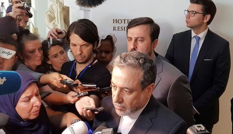 El viceministro de Exteriores iraní y negociador nuclear, Abas Araqchi (c), durante unas declaraciones a los medios.