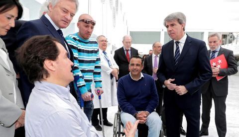 Fotografía facilitada por la Comunidad de Madrid, de su presidente Ángel Garrido (2d) durante el acto celebrado hoy en el Hospital Puerta de Hierro de Majadahonda, en Madrid. EFE 	   