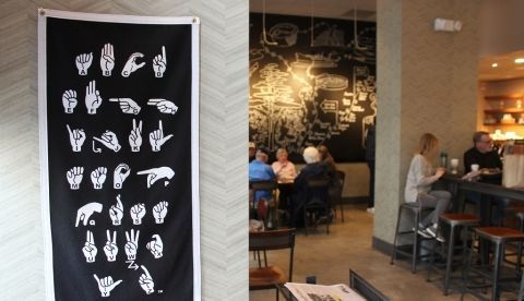 Fotografía del interior de la cafetería de Starbucks para sordos en Washington, DC (EE.UU.), donde se muestra un panel con la lengua de signos. EFE/Alex Segura