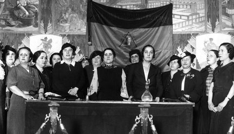 Mitin presidido por Clara Campoamor (centro) en Madrid en 1932.
