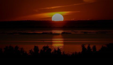 Fotografía del atardecer sobre el río Amazonas. EFE/Archivo