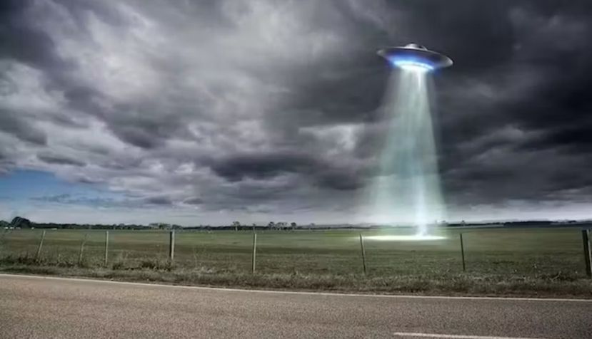 Banyak orang yang mengatakan bahwa mereka telah melihat UFO adalah pejalan kaki anjing atau perokok. Aaron Foster/THeImage Bank/Getty Images