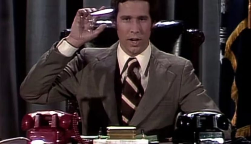 Le comédien Chevy Chase parodiant le président Gerald Ford. NBC