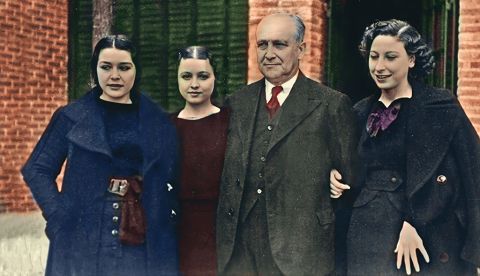 Noviembre 1935, Francisco Largo Caballero posa en la entrada de su residencia madrileña junto a sus hijas tras su salida de la cárcel. EFE. E/Coloreada. Tina Paterson.