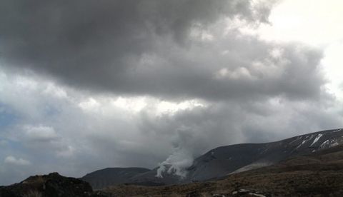 Fotografía tomada por webcam cedida por GeoNet hoy, miércoles 21 de noviembre de 2012, de una columna de cenizas emitidas por el Cráter Te Maari del Monte Tongariro, cerca a Karewarewa (Nueva Zelanda). EFE/GEONET