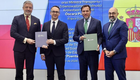 El ministro de Transportes y Movilidad Sostenible, Óscar Puente, tras una de las reuniones celebradas en Polonia. / © lamoncloa.gob.es. Ministerio de la Presidencia.