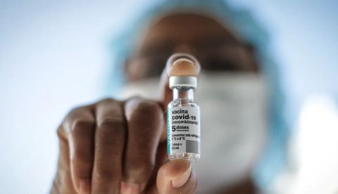 El beneficio de las vacunas supera el escaso riesgo de parálisis facial