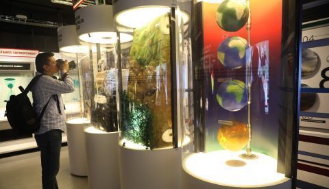 Una persona visita la exposición "Tic tac. El cambio climático es ahora", un recorrido audiovisual por el planeta y las afectaciones que deja la crisis medioambiental, este martes, en el Museo de la Memoria y Tolerancia en Ciudad de México (México). EFE/ Sáshenka Gutiérrez