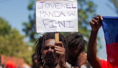 Manifestantes participan en una protesta para exigir la renuncia del presidente Jovenel Moise, hoy, en Puerto Príncipe (Haití).