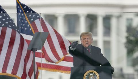 Antes de los disturbios en el Capitolio, el presidente Donald Trump llamó a sus simpatizantes a marchar de la Casa Blanca al Congreso para exigir a los congresistas no apoyar lo que él considera el resultado de un fraude electoral. En el Congreso se realizaba la certificación de los votos a favor del demócrata Joe Biden.
