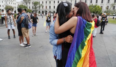 Personas de la comunidad LGBT participan en el acto público "Besos contra la homofobia", en el centro de Lima (Perú). EFE/ Paolo Aguilar/Archivo