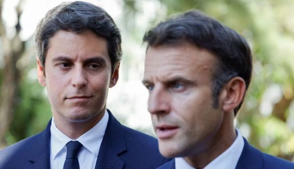 Gabriel Attal, alors ministre de l'Éducation, visite un lycée professionnel avec le chef de l'État à Argensol, près d'Orange. Ludovic Marin/AFP