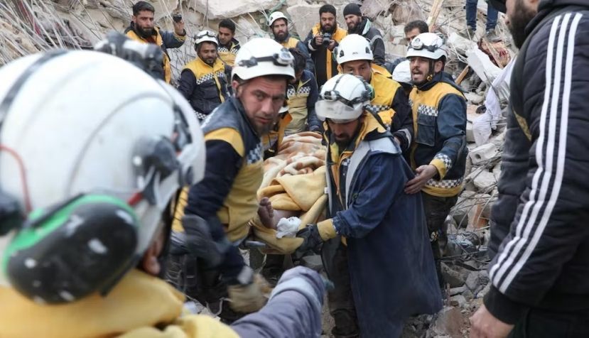 Cascos Blancos (Defensa Civil Siria) rescatan a una persona de los escombros en el noroeste de Sitia el 8 de febrero de 2023. Cascos Blancos, CC BY-SA