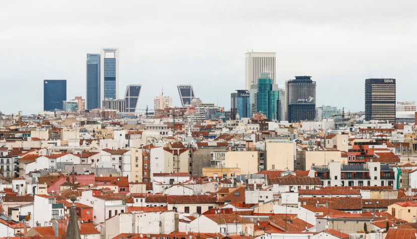 Vista panorámica de la ciudad de Madrid en un día nublado desde una azotea. Sonia Bonet / Shutterstock.com