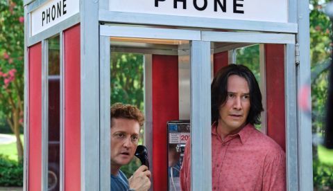 Fotograma cedido por Orion Pictures que muestra a los actores Keanu Reeves (d) y Alex Winter (i) durante una escena de "Bill &amp; Ted's". Reeves y Winter han comenzado a filmar la tercera entrega de la saga de los eternos adolescentes "Bill &amp; Ted's", como lo demuestran las primeras fotografías oficiales reveladas este martes 30 años después de la primera película. EFE/ Patti Perret/ Cortesía Orion Pictures