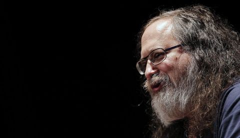 El fundador del movimiento de software libre, Richard Stallman, en un discurso. EFE/Archivo