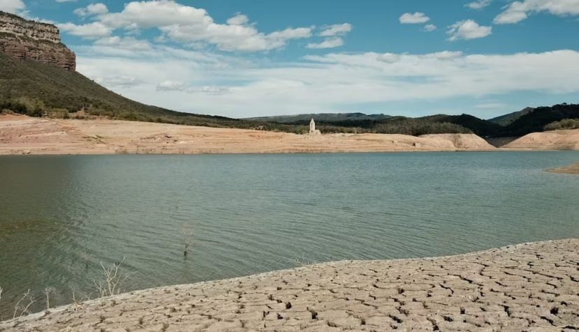 Estado del embalse de Sau en Vilanova de Sau (Cataluña, España) el 16 de abril de 2023. Fran Caballero Olea / Shutterstock