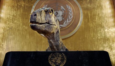 Un dinosaurio ocupa la ONU para exigir a los humanos que no se extingan