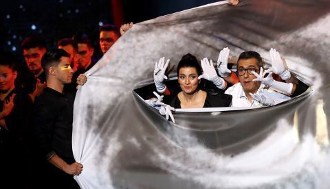 Los presentadores Silvia Abril y Andreu Buenafuente durante la gala de entrega de los Premios Goya 2020 que se celebra esta noche en el Palacio de los Deportes José María Martín Carpena, en Málaga. EFE/Chema Moya.