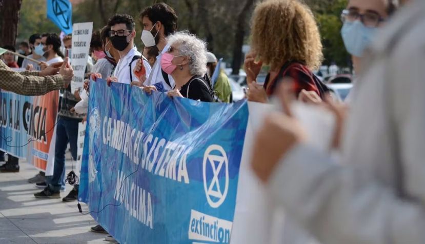 Protesta de científicos ante el Ministerio de Transición Ecológica de España en octubre de 2021. Twitter de Scientist Rebellion