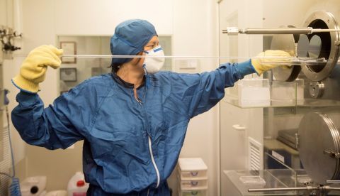 Aspecto de uno de los hornos ubicados en la sala blanca, un laboratorio donde la atmósfera está controlada, y en el que el grupo de investigación en Micro y Nanotecnologías (MNT) de la Universitat Politècnica de Catalunya ha diseñado, fabricado y calibrado los microchips que viajarán en la próxima misión de la NASA a Marte en 2020 para medir la dirección y velocidad del viento, la humedad relativa, la presión o las propiedades del polvo en suspensión del planeta rojo. EFE