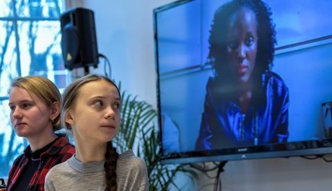 Estocolmo (Suecia), 31/01 / 2020.- Viernes para el futuro Los activistas climáticos Ell Ottosson Jarl (L) y Greta Thunberg (R) asisten a una conferencia de prensa con activistas climáticos y expertos de África que se centran en las principales amenazas ambientales del continente, en Estocolmo. , Suecia, 31 de enero de 2020. Participando en el enlace de video en el fondo están Vanessa Nakate (Fridays For Future, Uganda). (Suecia, Estocolmo) EFE / EPA / PONTUS LUNDAHL SUECIA