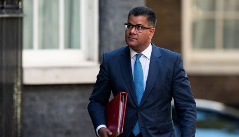 El presidente de la cumbre del clima COP26, que se celebrará en noviembre en Glasgow, Alok Sharma (c), y el ministro de Exteriores británico, Dominic Raab, serán los anfitriones de una reunión virtual en la que participarán más de treinta países e instituciones.