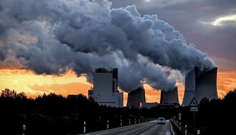 Las emisiones globales de carbono alcanzarán niveles récord en 2019 pero habrán crecido a menor ritmo, de acuerdo con un estudio difundido hoy con motivo de la cumbre del clima COP25 en Madrid. EFE/Archivo/Filip Singer
