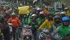 Sejumlah pengemudi ojek online (ojol) melakukan konvoi saat berunjuk rasa di alun-alun Serang, Banten, Senin (12/9/2022). Mereka menuntut kenaikan pendapatan serta peningkatan kesejahteraan setelah pemerintah menaikkan harga bahan bakar minyak (BBM). ANTARA FOTO/Asep Fathulrahman/aww
