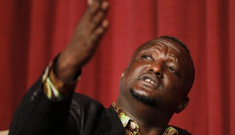 Fotografía de archivo fechada el 18 de abril de 2014 donde aparece el autor keniano y fundador de la red literaria de Kenia Kwani Trust Binyavanga Wainaina durante un evento. EFE/Archivo 	   