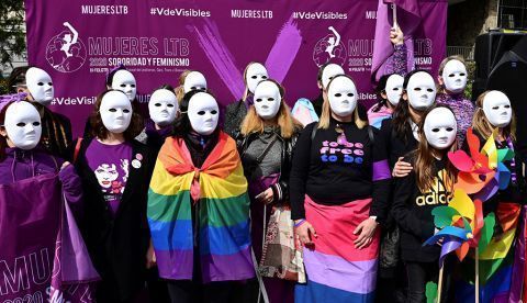 Un grupo de mujeres lesbianas, bisexuales y trans denuncia la discriminación que sufren, tanto por su condición de mujeres, como por su pertenencia al colectivo LGTBI. EFE/ Víctor Lerena/Archivo