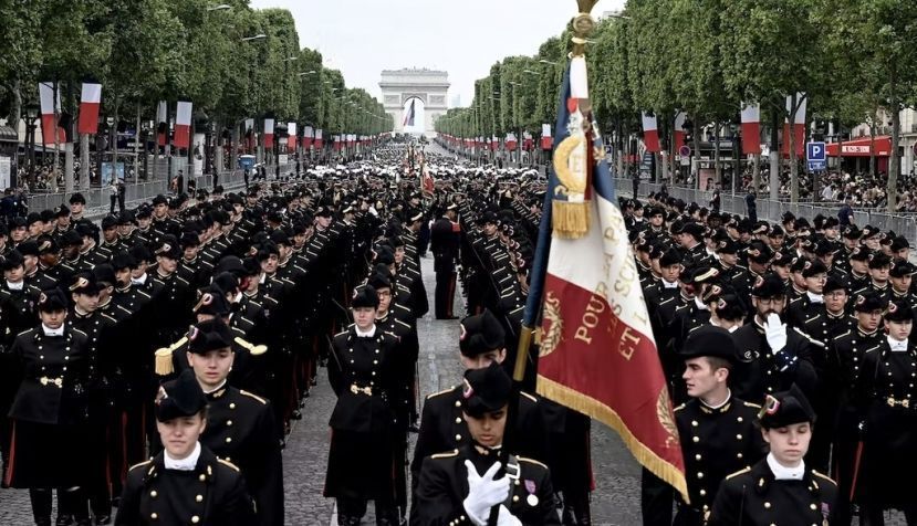 Des élèves de l'École polytechnique participent au défilé militaire du 14 juillet 2019. AFP/Philippe Lopez
