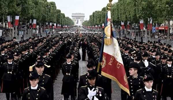 Des élèves de l'École polytechnique participent au défilé militaire du 14 juillet 2019. AFP/Philippe Lopez