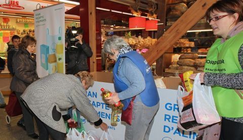 Recogida de alimentos en un mercado de Barcelona. EFE/Archivo