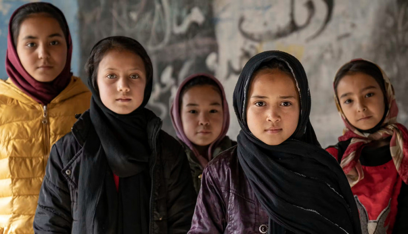 Unas alumnas afganas posan para una foto en un aula de Kabul, Afganistán, en diciembre de 2022. Los talibanes ordenaron a las mujeres de todo el país que dejaran de asistir a las universidades públicas y privadas hasta nuevo aviso. (AP Photo/Ebrahim Noroozi)