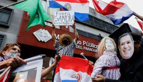 Un grupo de personas fue registrado este lunes al exigier la liberación de Efraín Alegre, presidente del Partido Liberal, que lleva cinco días en prisión preventiva, en Asunción (Paraguay).