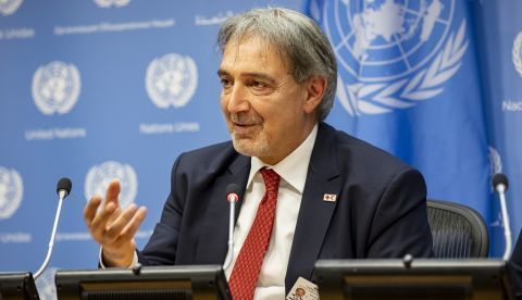 Fotografía cedida este jueves por la ONU donde aparece el presidente de la Federación Internacional de Sociedades de la Cruz Roja y de la Media Luna Roja, Francesco Rocca, mientras habla durante una conferencia de prensa en la sede del organismo en Nueva York (Estados Unidos). EFE/Laura Jarriel/ONU 	   