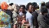  Des migrants d'origine africaine tentant de fuir vers l'Europe débarquent à Sfax d'un navire appartenant aux garde-côtes tunisiens, après avoir été interceptés par ces derniers en mer, le 10 août 2023. Fethi Belaid/AFP