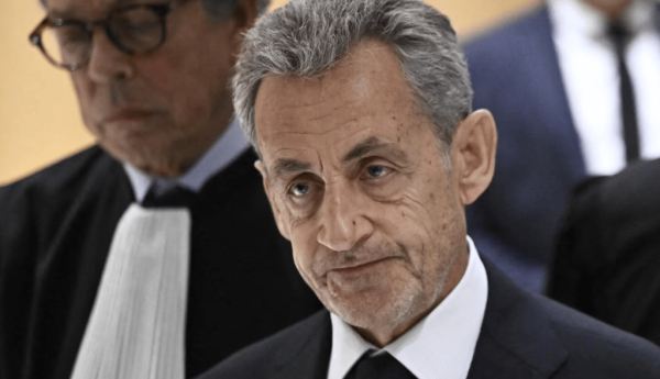 Nicolas Sarkozy quitte le tribunal correctionnel de Paris le 25 septembre 2025 après avoir été condamné à cinq ans de réclusion avec mandat de dépôt à effet différé assorti d’une exécution provisoire. AFP