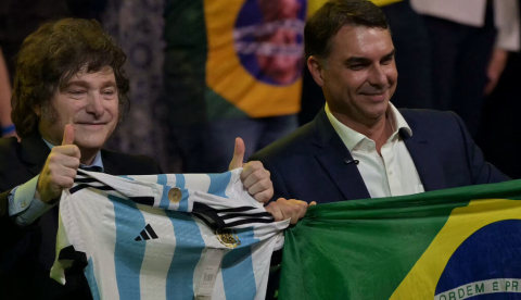 El 25 de julio de 2026, en São Paulo, Flávio Bolsonaro recibe el apoyo del presidente argentino Javier Milei durante una reunión. Nelson Almeida/AFP