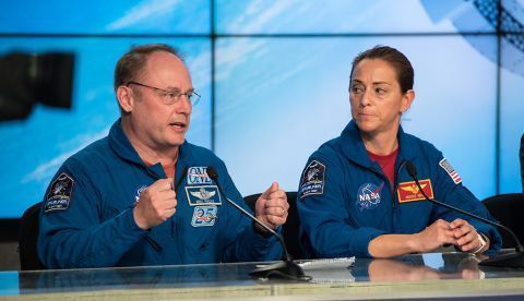 Fotografía cedida por la NASA donde aparecen los astronautas de la NASA Michael Fincke y Nicole Mann durante una rueda de prensa este viernes en el Centro Espacial Kennedy, en Cabo Cañaveral, estado de la Florida (EE.UU.). La nave reutilizable CST-100 Starliner de la compañía Boeing que despegó este viernes desde Cabo Cañaveral (Florida) en un primer vuelo de prueba sin tripulación no pudo colocarse en la órbita correcta debido a problemas técnicos y no llegará a la Estación Espacial Internacional (EEI) en esta misión. EFE/Joel Kowsky/NASA